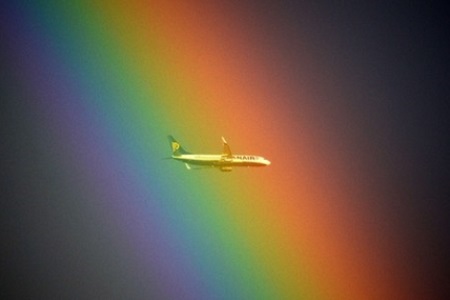 虹の中の飛行機