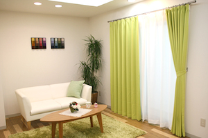 緑色のカーテンの部屋
