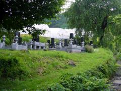 信州の典型的なお墓。田畑の脇や裏山にあります