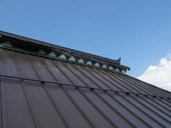 飾り屋根の内側に白い塗料で△模様を入れ、ビニールで養生します