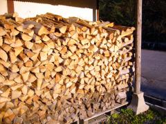 軒下に薪を山と積んで長い冬に備えます