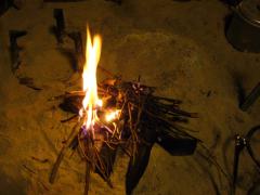 木炭の上に焚き付けの薪を載せて点火