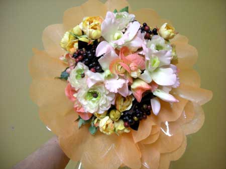 ラウンドブーケ 丸い花束 のラッピング方法 造花で試してみました 花あしらい工房 フラワーアレンジメントの作り方