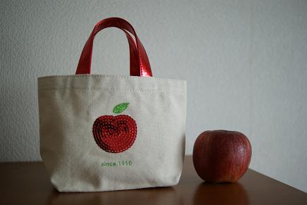りんごが２個入るくらいの小さいサイズ。
