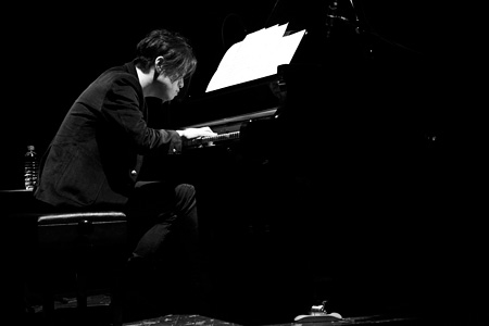 渋谷慶一郎がボカロ歌劇『THE END』の楽曲をピアノソロで演奏
