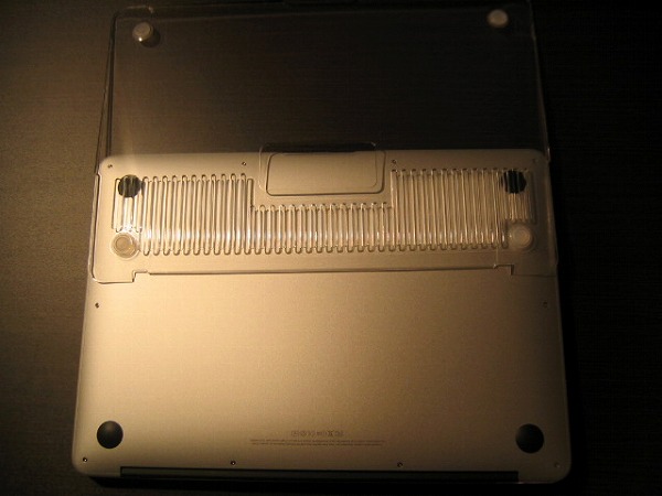 MacBook Air用シェルケース　底板側はスライドさせるように取り付けます