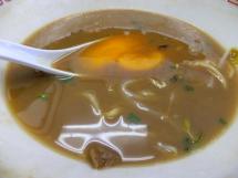 『王王軒』＠徳島、支那そば玉子入り・スープと生卵（２）