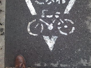自転車一時停止の標識2011