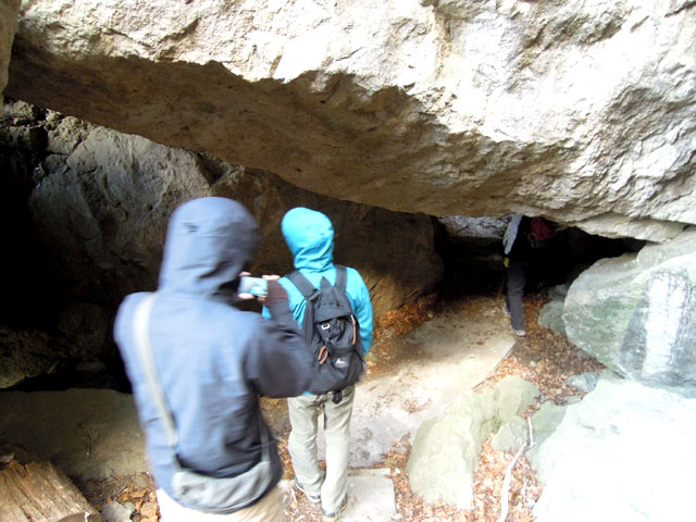 岩古谷山　岩のトンネルを潜り