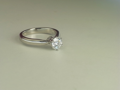 婚約指輪　人気　デザイン