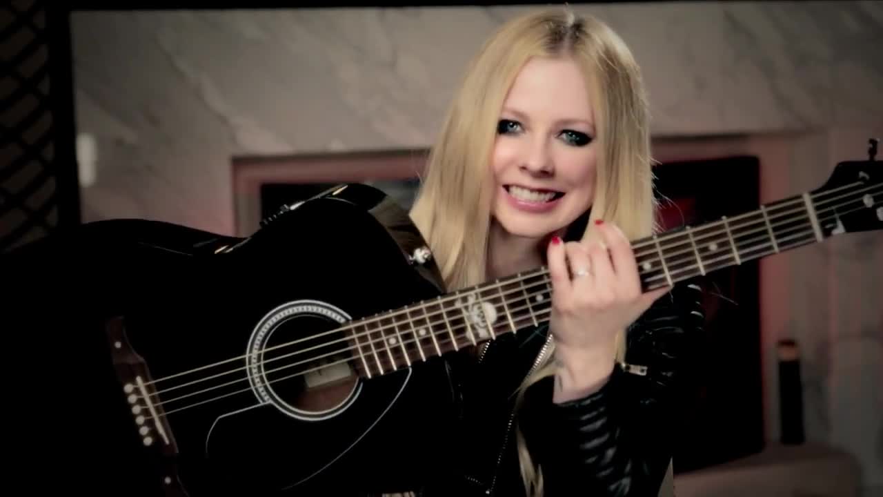 Avril Lavigne - Fenderシグネイチャーモデルのアコギ