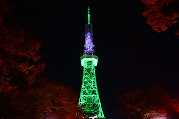 クリスマスシーズン 赤と緑 名古屋テレビ塔