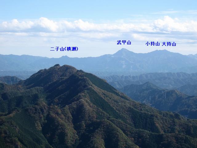 4遠くに武甲山と横瀬二子山_6630