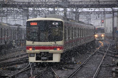 高幡不動駅、細かすぎる雪