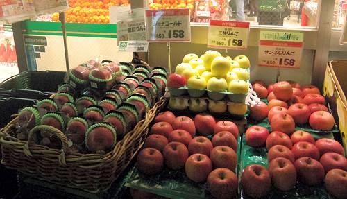 aomori apples on santoku super market at mimani-semju, 251215 1-3_s