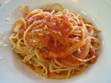 パンチェッタ(生ベーコン)と玉葱、赤唐辛子入りトマトソーススパゲッティ