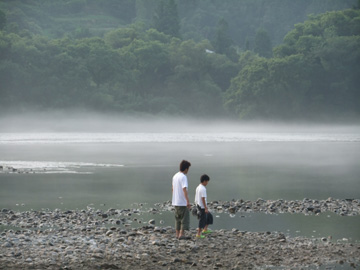 川面の霧