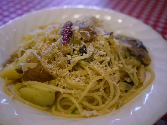 秋刀魚とじゃが芋のシチリア風ソース、スパゲッティ