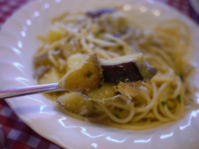 秋刀魚とじゃが芋のシチリア風ソース、スパゲッティ