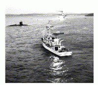 潜水艦と釣り船