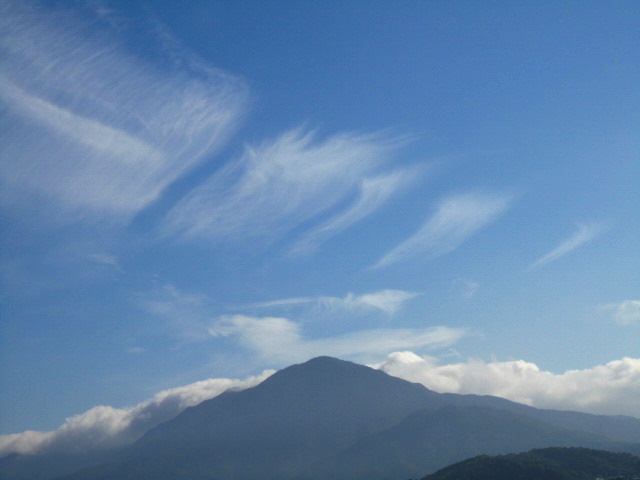 山と飛行機雲。。。合いますなぁ・・